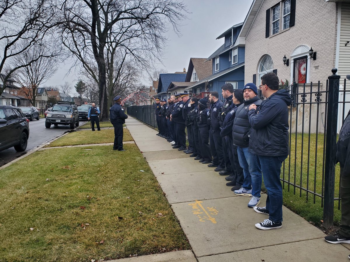 ChicagoCAPS15's tweet photo. Today, the 15th District remembers and honors Officer Clifton P. Lewis #4103 , EOW: December 29, 2011. Thank you for your service to our city. Your sacrifice will never be forgotten. #NeverForgetToday #CPD15thDistrict #CPD https://t.co/6ZJdox1u2o