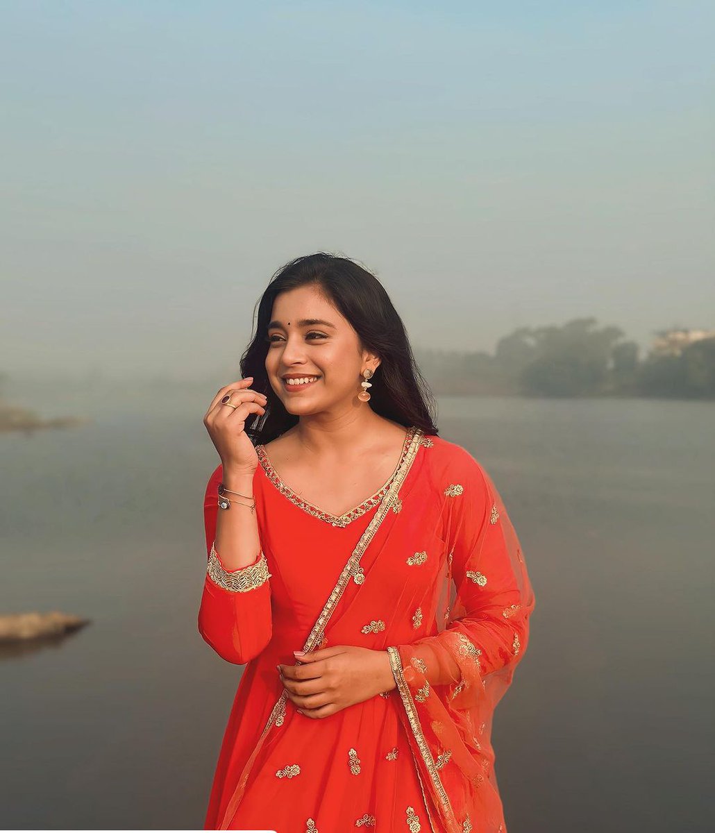 UrbanAsian's tweet photo. Calmness over chaos.
Take a look at actress Sumbul Touqeer Khan’s flawless pictures: 

@TouqeerSumbul

#SumbulTouqeerKhan
#beautiful
#flawless https://t.co/63n2z7H5FR