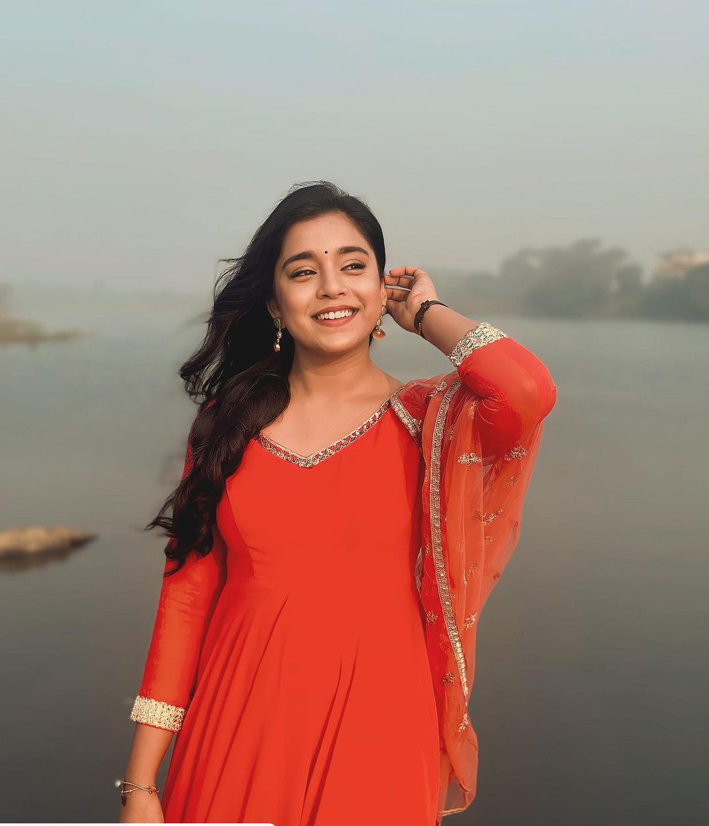 UrbanAsian's tweet photo. Calmness over chaos.
Take a look at actress Sumbul Touqeer Khan’s flawless pictures: 

@TouqeerSumbul

#SumbulTouqeerKhan
#beautiful
#flawless https://t.co/63n2z7H5FR