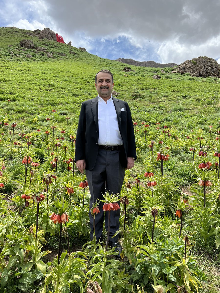 Teoman Zeydan, Yüksekova'nın topraklarından doğup, bu coğrafyanın tüm renkleriyle büyüyüp serpilmiş bir değerdir. Yüksekova'nın derin köklerini taşıyan Zeydan kariyeriyle değil, aynı zamanda siyasetle iç içe geçmiş bir isim olarak da bu topraklara ilham vermiştir.

Onun siyasi