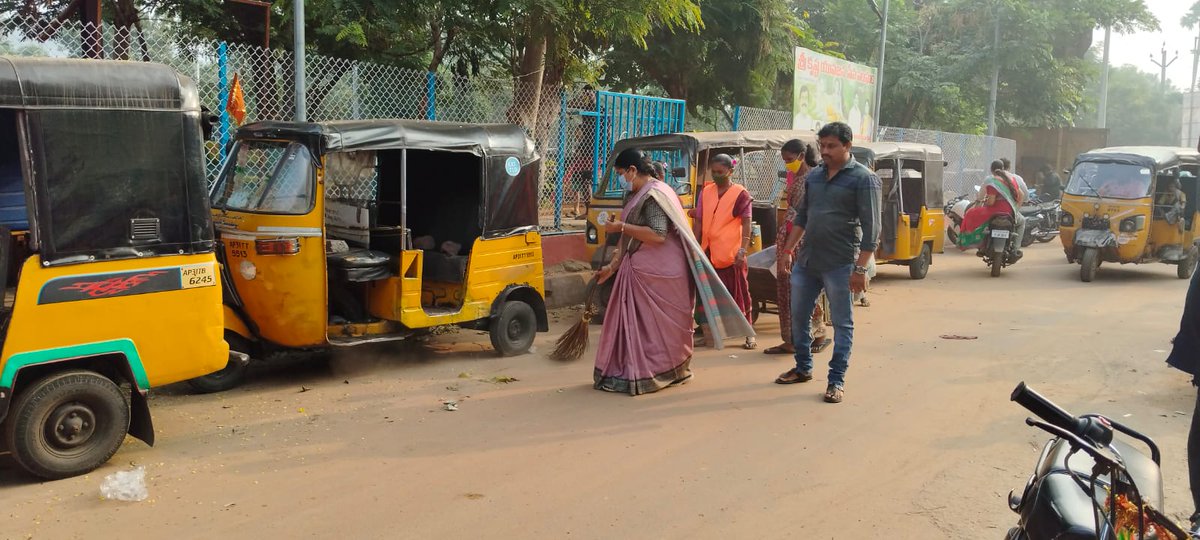 GVMC_VISAKHA's tweet photo. In an effort to tackle the piling waste due to ongoing state wide sanitation strike, Mayor Smt G Hari Venkata Kumari cleaned the garbage in Arilova.
#SupportGVMC
#EcoVizag
#ISupportEcoVizag https://t.co/yg3diT8lXz
