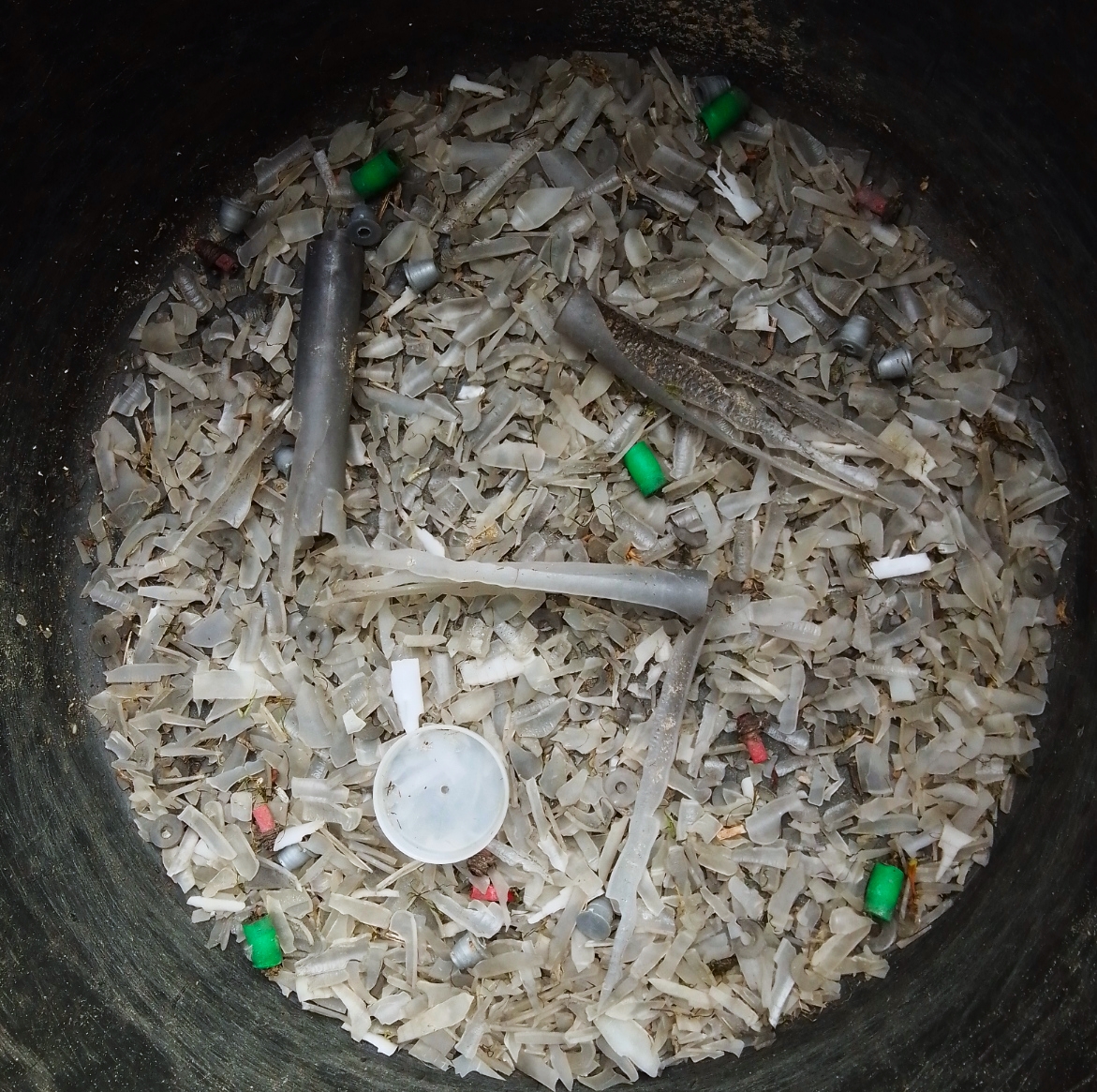 Lekjutter's tweet photo. @trouw Lekjutters Vijfheerenlanden stelt voor dat we stoppen met vuurwerk waar #knalplastic in zit. Daar is een goede reden voor. En er is geen goede reden waarom dat niet zou kunnen. 
Lees ons Knalplastic! rapport ⤵️
https://t.co/Cm4EyUucIM https://t.co/hYXfjoBEwb