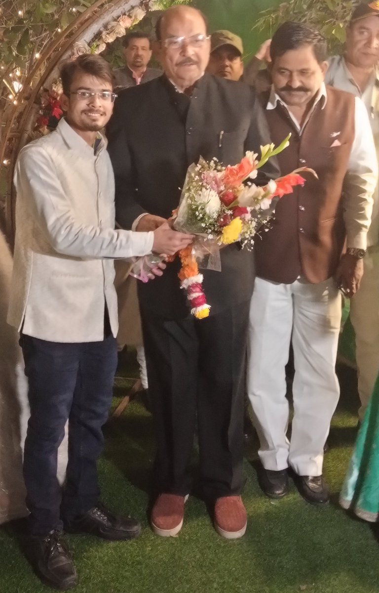 @reporterabdulbasit has met @DPYadavji, who is a former MP, former minister of Uttar Pradesh government and a big businessman of the country.

#reels #trending #explorepage #explore #fyp #dpyadav #mp #uttarpradesh #mla  #minister #reporterabdulbasit