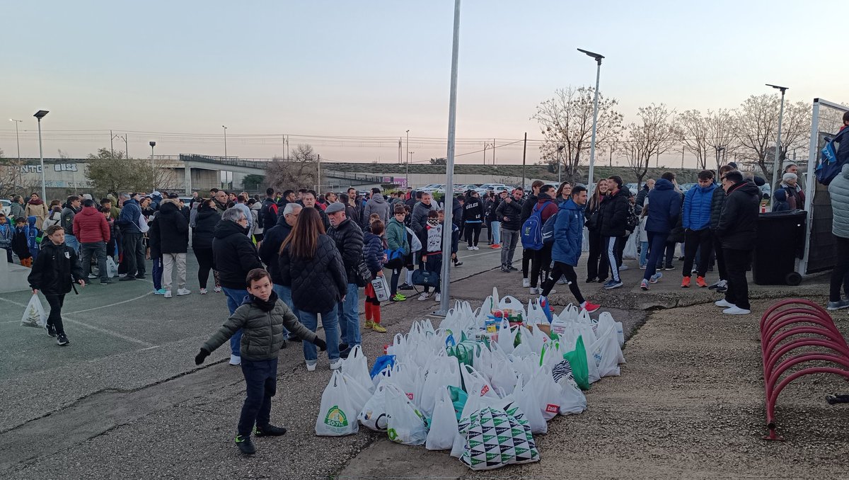 fpsevillistas's tweet image. Ya están llegando los participantes al Torneo solidario !!!! Haciendo entrega de los alimentos.
@fpsevillistas
@AAlompe
@CEI_Tartessos
@decoclaim
@NuevoTrofeo
#Vartor #Andaluzadefontaneria