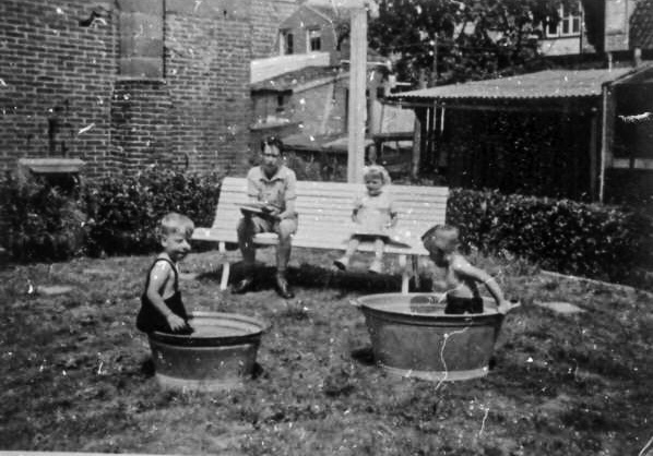 gerdivinia's tweet photo. @Dwarsligger8 UIt het familiearchief: "𝙞𝙣 𝙙𝙚 𝙩𝙚𝙞𝙡" , zowel zwembad als wastobbe. ( ± 1950 ) https://t.co/GK0P6mYllB
