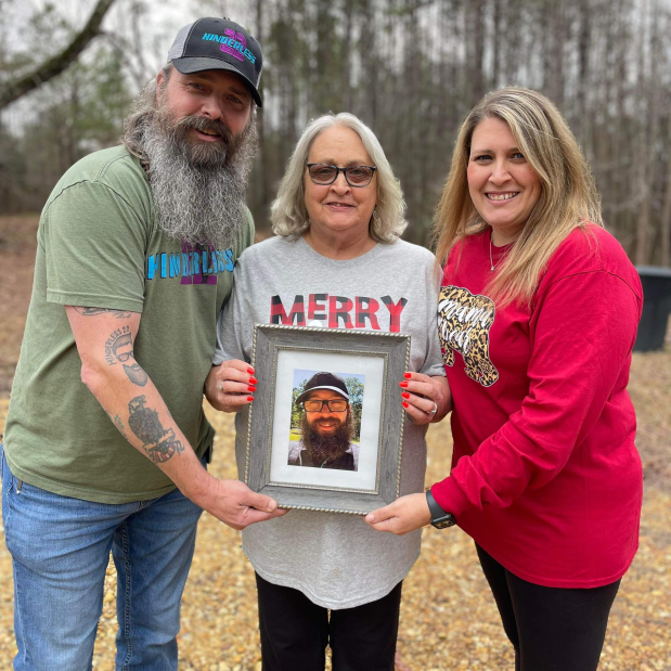 kutsja's tweet photo. A recent image of Ronnie McNutt family!
What a sweet image!
#hinderless #ronniemcnutt #news https://t.co/TO4W0bAkxe
