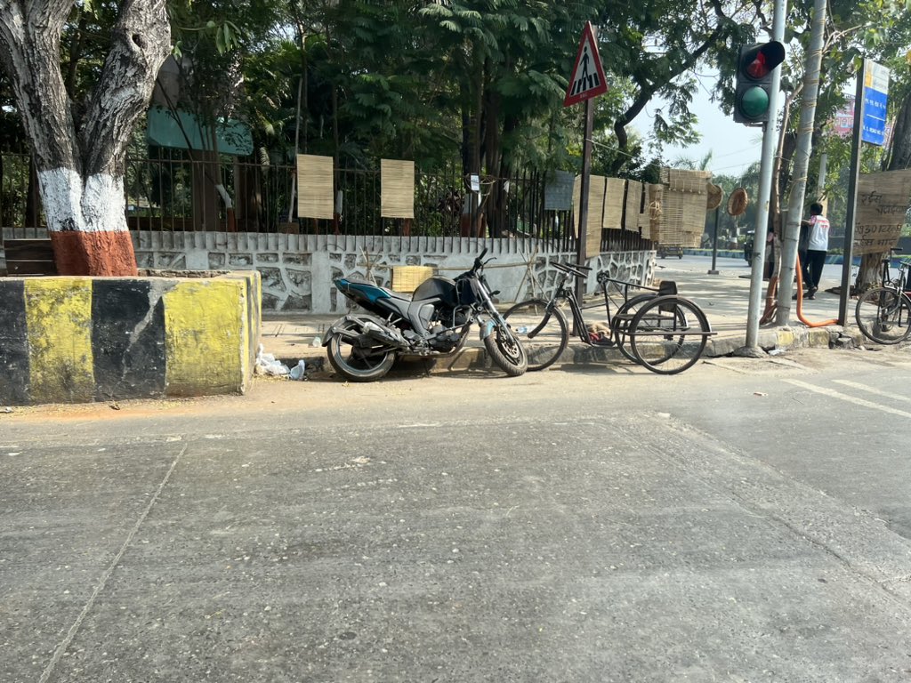 Suneelvora's tweet photo. Unclaimed motorbike with no license plate at the corner of VL Mehta Marg and 10th Road JVPD scheme… @CPMumbaiPolice @TrafficBOM @MTPHereToHelp https://t.co/KkNPmpBgFx