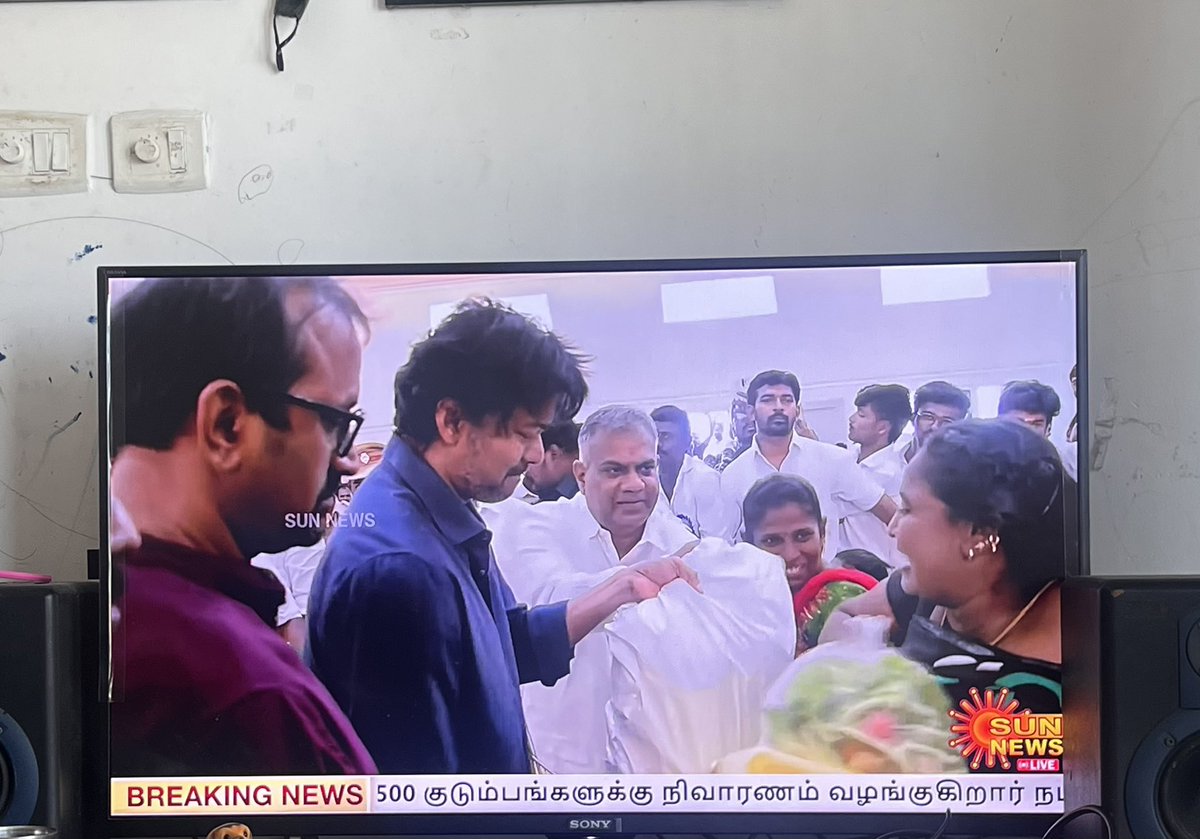 Making people sit and the leader walks around them to distribute the reliefs. What a gesture @actorvijay sir. ❤️ #Hope