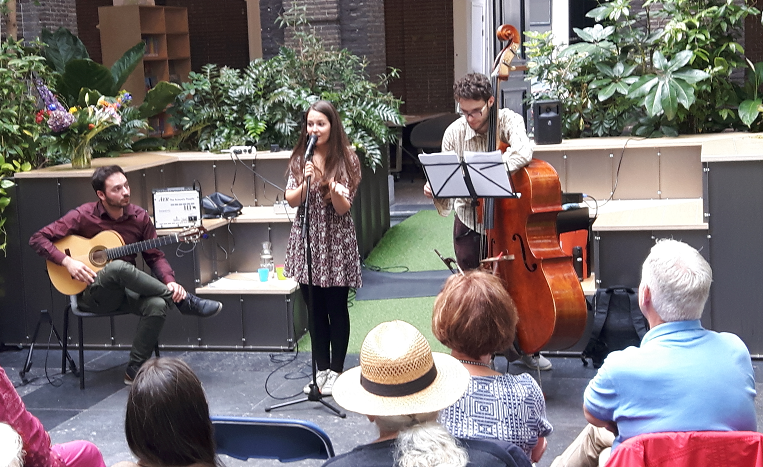 Iets leuks gehoord in de TOP2000 🎶?? Als lid van de bibliotheek, kun je ook op Muziekweb rondstruinen om muziek te lenen. Ruim 6 miljoen tracks kun je gratis beluisteren. Kijk op onze website!

#debibliotheekschiedam #muziekweb #top2000