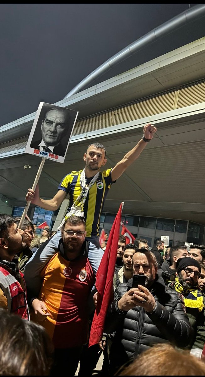 ruhubitikgirl's tweet photo. Bu fotoğraf yılın fotoğrafı seçilmeli. 💛❤️💙 #SabihaGökçenHavalimanı #GSvsFB https://t.co/gtTZI9tVFg