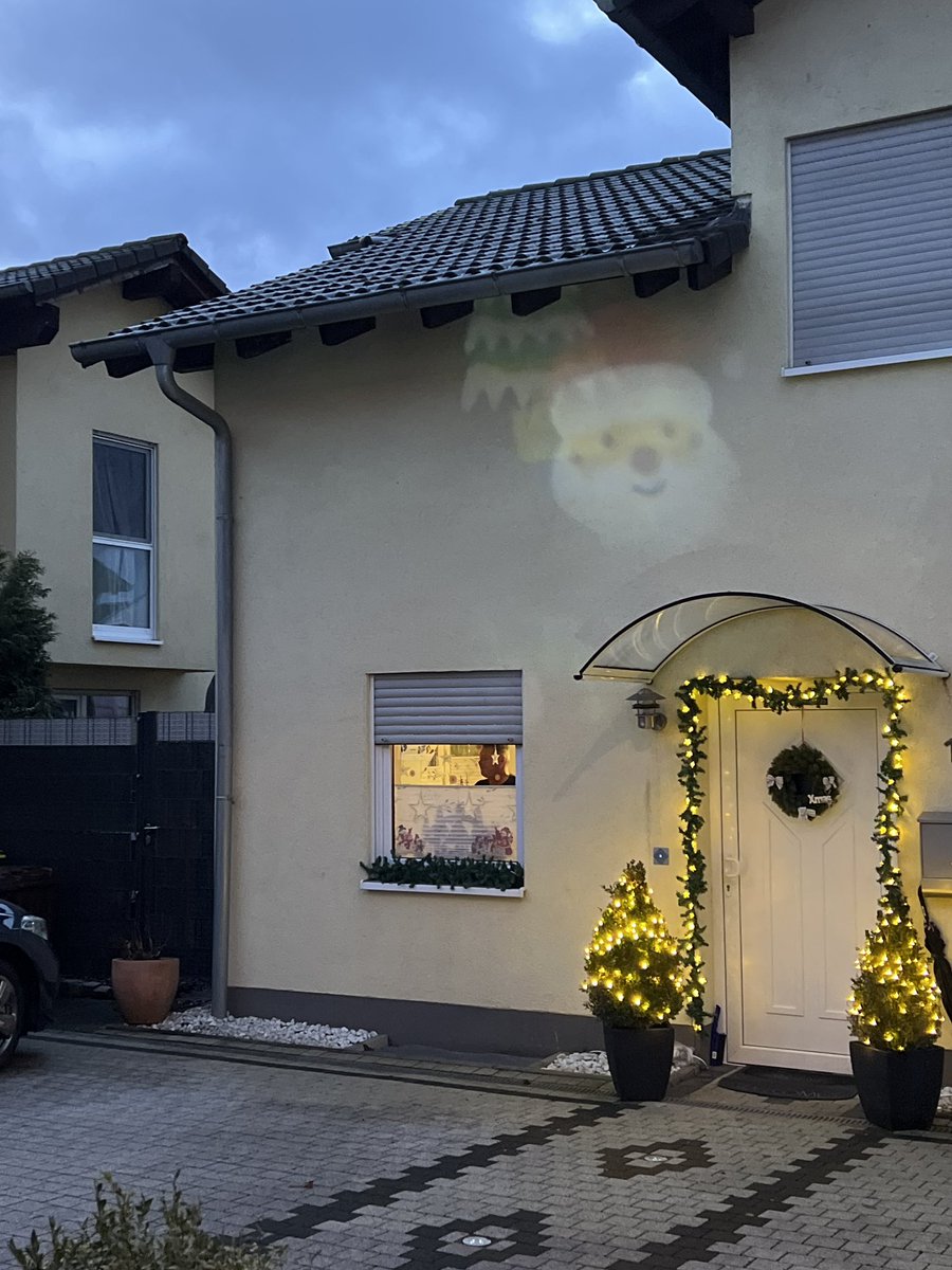 dimensionToGo's tweet photo. Hallooo wach 187 ☁️ - andächtig nachweihnachtlich fit 💪 - Auf, auf! Ein Lächeln 😀 blitzt nicht von alleine! 👆 https://t.co/q6WC5Qvx8T