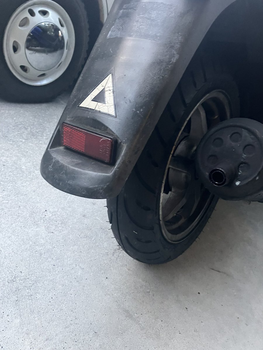 miss_fire55's tweet photo. バイクのリアタイヤを新品に交換した。
センターナット外れないから車体にホイール付けたままね
もちろんセルフで
#工賃0円
#タイヤ交換
#cf11a https://t.co/vd0MijNqAo
