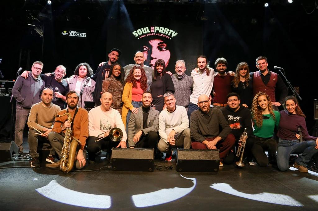 Lalo_Lopez76's tweet photo. Otra noche de sueños cumplidos gracias a la #SoulParty, gracias a este pedazo de banda, y gracias a @curtcircuit. Tantos momentos inolvidables.. Les Fleurs de Minnie, Raspberry de Prince, Track of My Tears de Smokey... con cuerdas! En una palabra: FELICIDAD. Q grande es la música https://t.co/LKSirVifOt