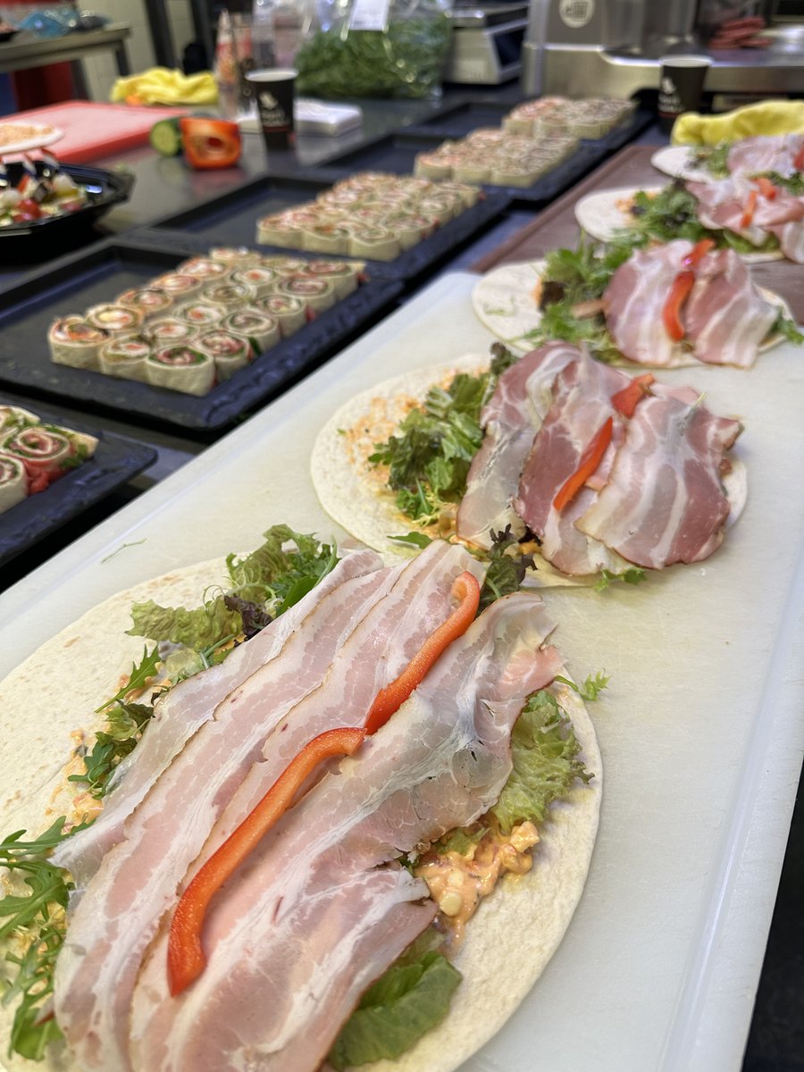 Hapjes zijn weer in de maak voor Oud &amp; Nieuw!
Namens alle collega's van Slagerij van Guilik wensen wij jullie een goede jaarwisseling en een gezond 2024!