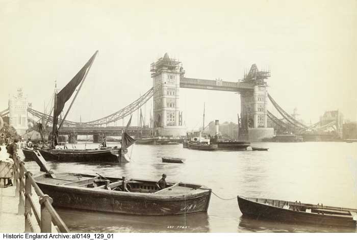 Houses, cinemas, factories, hospitals, cathedrals, bridges...

The HE Archive has hundreds of images of buildings under construction👇
historicengland.org.uk/images-books/p…

Here's #TowerBridge going up in the 1890s.

#UnderConstruction
#Architecture
#ArchivePhotography
