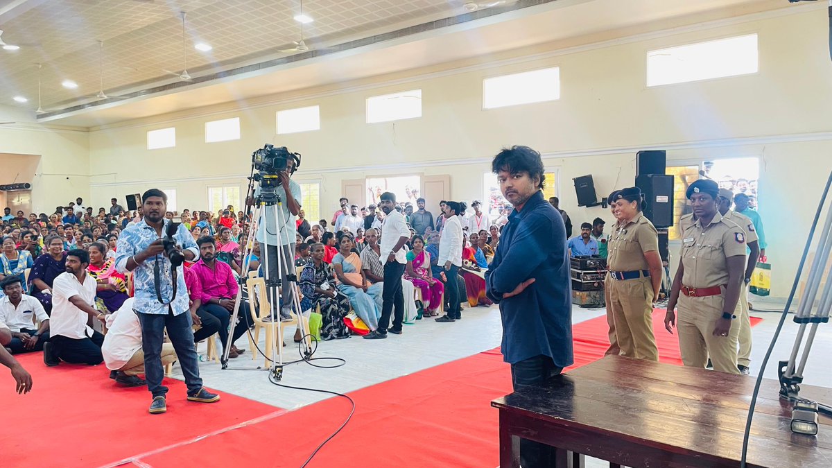 BussyAnand's tweet photo. #தூத்துக்குடி மற்றும் #நெல்லையில் கனமழையால் பாதிக்கப்பட்ட மக்களுக்கு வெள்ள நிவாரண உதவிகள் வழங்குவதற்காக தளபதி @actorvijay அவர்கள் நெல்லை மாவட்டத்தில் உள்ள மாதா மாளிகைக்கு வந்தடைந்தார்.!

@TVMIoffl @Jagadishbliss @RIAZtheboss 

#TVMI #NellaiRains #TuticorinRains https://t.co/PXbimND7E1