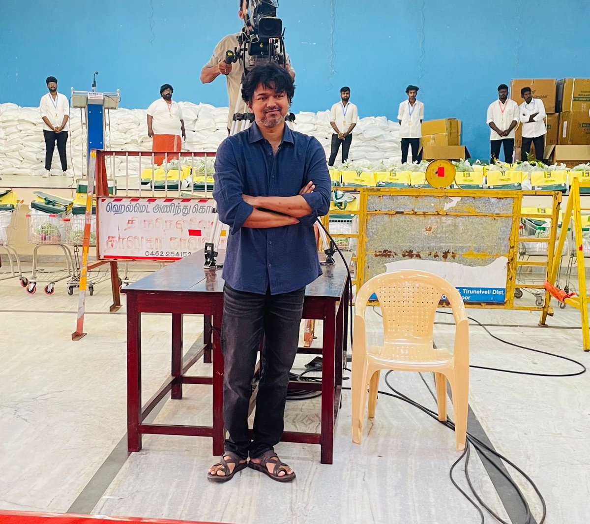 BussyAnand's tweet photo. #தூத்துக்குடி மற்றும் #நெல்லையில் கனமழையால் பாதிக்கப்பட்ட மக்களுக்கு வெள்ள நிவாரண உதவிகள் வழங்குவதற்காக தளபதி @actorvijay அவர்கள் நெல்லை மாவட்டத்தில் உள்ள மாதா மாளிகைக்கு வந்தடைந்தார்.!

@TVMIoffl @Jagadishbliss @RIAZtheboss 

#TVMI #NellaiRains #TuticorinRains https://t.co/PXbimND7E1