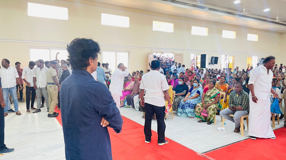 BussyAnand's tweet photo. #தூத்துக்குடி மற்றும் #நெல்லையில் கனமழையால் பாதிக்கப்பட்ட மக்களுக்கு வெள்ள நிவாரண உதவிகள் வழங்குவதற்காக தளபதி @actorvijay அவர்கள் நெல்லை மாவட்டத்தில் உள்ள மாதா மாளிகைக்கு வந்தடைந்தார்.!

@TVMIoffl @Jagadishbliss @RIAZtheboss 

#TVMI #NellaiRains #TuticorinRains https://t.co/PXbimND7E1