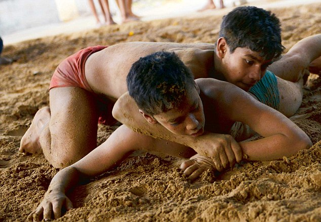 Today we bring you an interesting story. It begins in Islampur, a small village in Sangli district in Maharashtra. The year is 1959, a 12 year old boy is asked to take on the pampered son of the village henchman in a wrestling contest. (1/9)