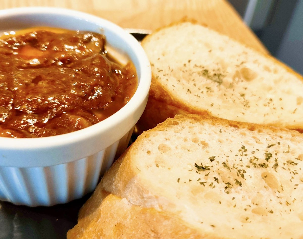 request_aizu's tweet photo. ハヤシバゲットでランチタイム🍅🥖
スパイスとトマトの旨味がギュッと詰まった、心も体も温まる一皿。
#ランチにぴったり #カフェごはん https://t.co/GS7fwS4Jal