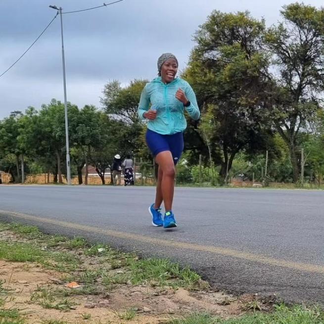 LeMiSho2025's tweet photo. Last run for the year. Fitness is where it's supposed to be, we are greatful.
#TrapnLos
#FetchYourBody2023
#90dayswithoutsugar
#12weeksofbuildinghabits
#RunningWithTumiSole https://t.co/c3hTNQqNtb