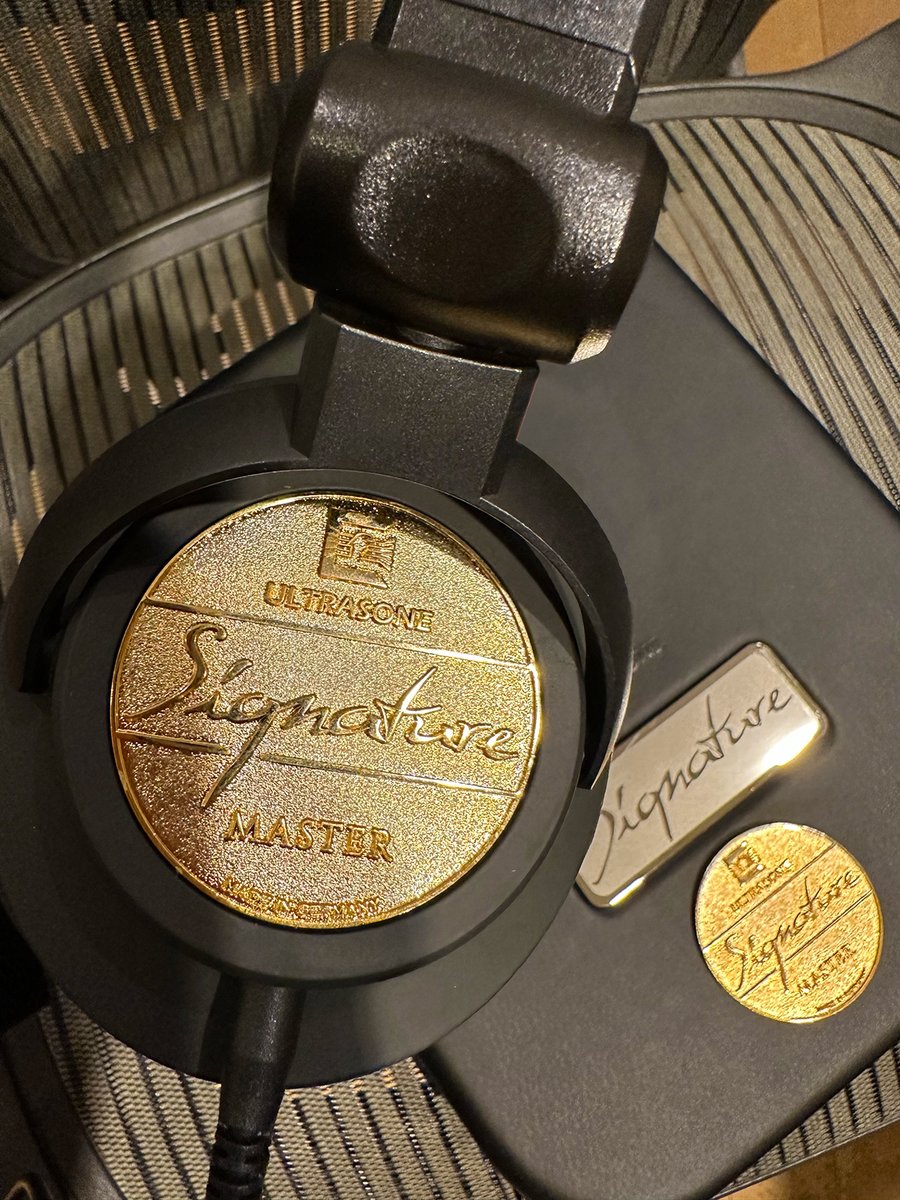 yurisora's tweet photo. 新しいヘッドホンがやってきました。
ULTRASONEのSignature MASTER。
年末年始もこの新しいヘッドホンと一緒に制作に励みます♪
みなさま、よいお年を〜〜😘💕
#ヘッドホン #ULTRASONE #SignatureMASTER https://t.co/HyIQgr0mKi