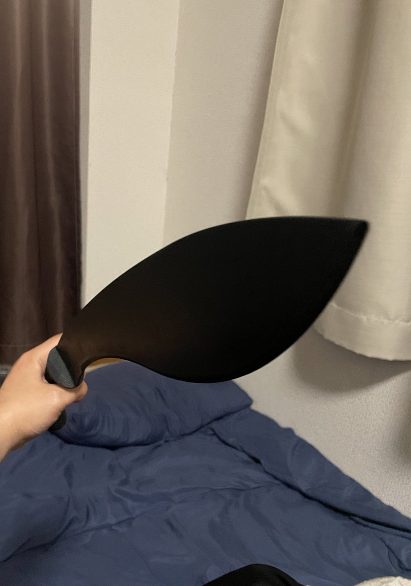 武器オタの友達の家行ったらククリナイフあったから触らしてもろた！
重みがすごい