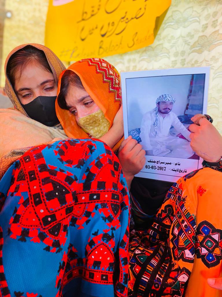 MahrangBaloch_'s tweet photo. 15-year-old Mahen Baloch, along with her sister, traveled from Kalat to Islamabad in search of her father. Her father, Siraj Jatak, has been enforcedly disappeared for 7 years.
Mahen Baloch was supposed to be at school, but she is currently present in a protest sit-in.

#StopBalochGenocide 
#MarchAgainstBalochGenocide 
#ReleaseBalochMissingPersons
