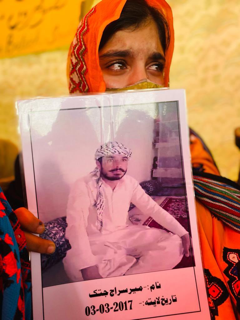 MahrangBaloch_'s tweet photo. 15-year-old Mahen Baloch, along with her sister, traveled from Kalat to Islamabad in search of her father. Her father, Siraj Jatak, has been enforcedly disappeared for 7 years.
Mahen Baloch was supposed to be at school, but she is currently present in a protest sit-in.

#StopBalochGenocide 
#MarchAgainstBalochGenocide 
#ReleaseBalochMissingPersons
