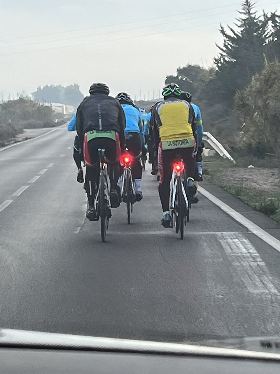 harryelsocio's tweet image. Hasta la mismísima polla de domingueros en bicicleta que se creen las carreteras son suyas. Te despistas un segundo y te buscas una ruina. Y aquí os espero con el escudo de antidisturbios.