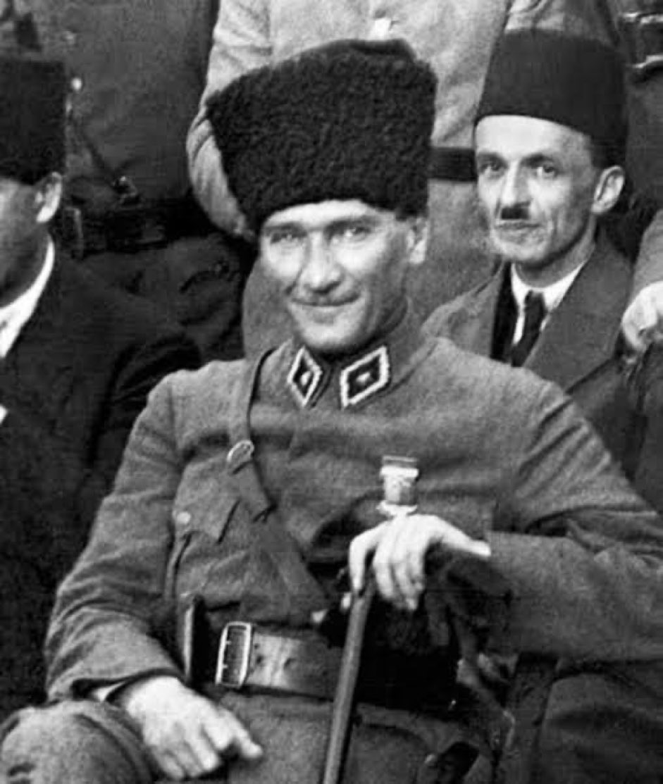 Bu bakış size cevap olarak yeter, fazla bile gelir...💪 #SaudiArabia #Araplar 
Her daim benim, tiksinti ile baktığım bir topluluksunuz...
Bu arada;
Teşekkürler #fenerbahcegalatasaray  💙💛❤️