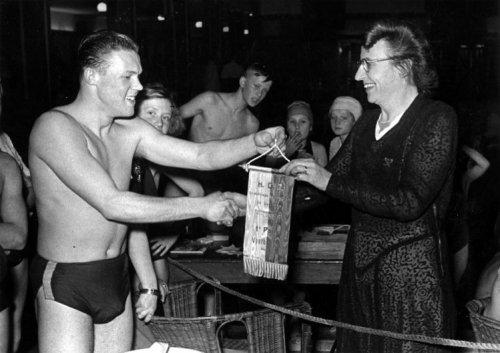jRRT's tweet photo. Rinus Michels als zwemmer. Deze foto is van 30 december 1950.  
En dan was Michels ook nog eens een goede basketballer. 
Verhaal op https://t.co/2ZGYIQixOl https://t.co/xb9gBOxnPQ