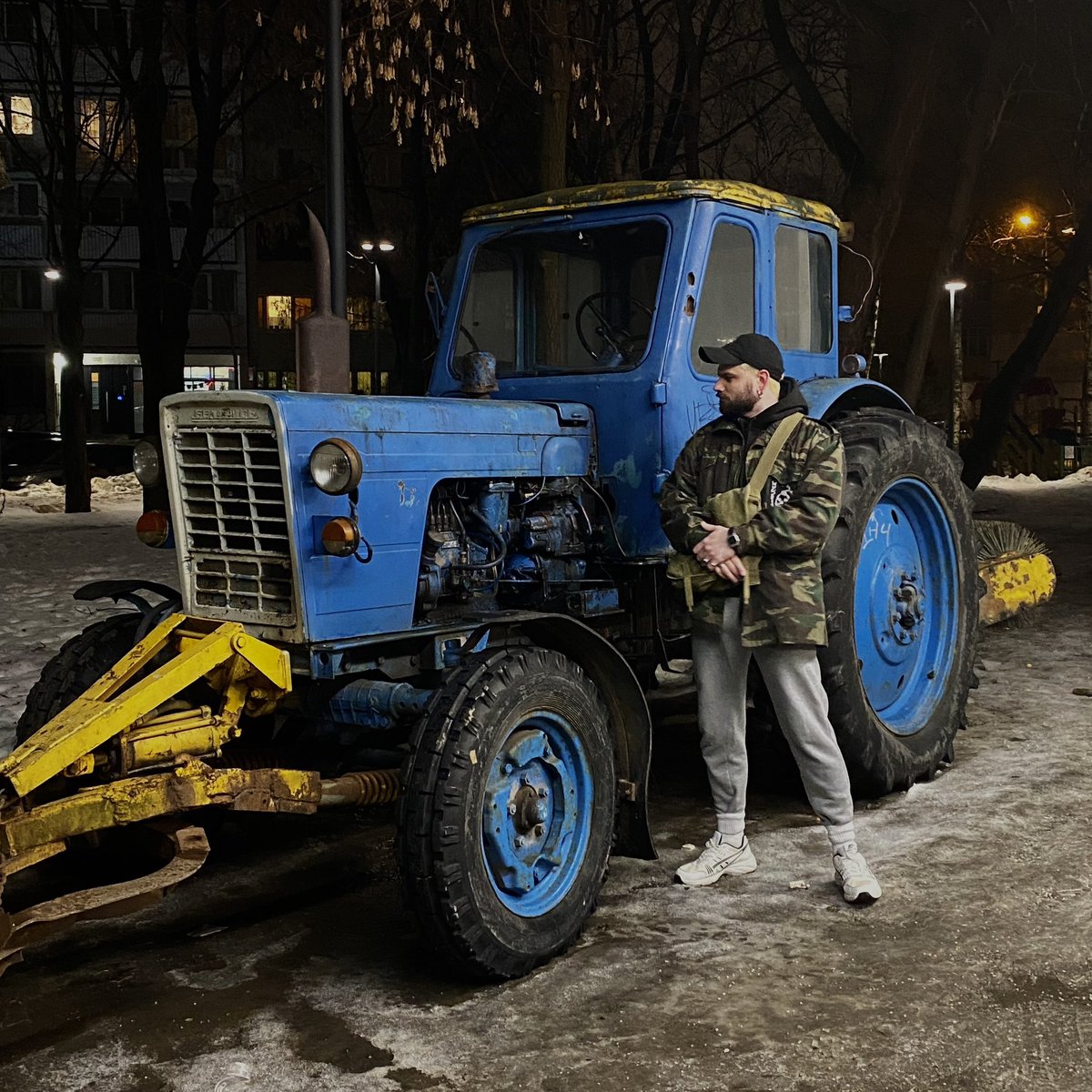 Фото с легендарным транспортом, получается.