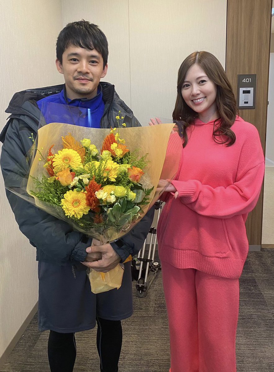 #侵入者たちの晩餐 🍷🍽️
放送まであと4日‼️
クランクアップ写真を公開🎉📸

謎の配達員😎重松洋介を演じてくださった #池松壮亮 さん✨✨

#白石麻衣