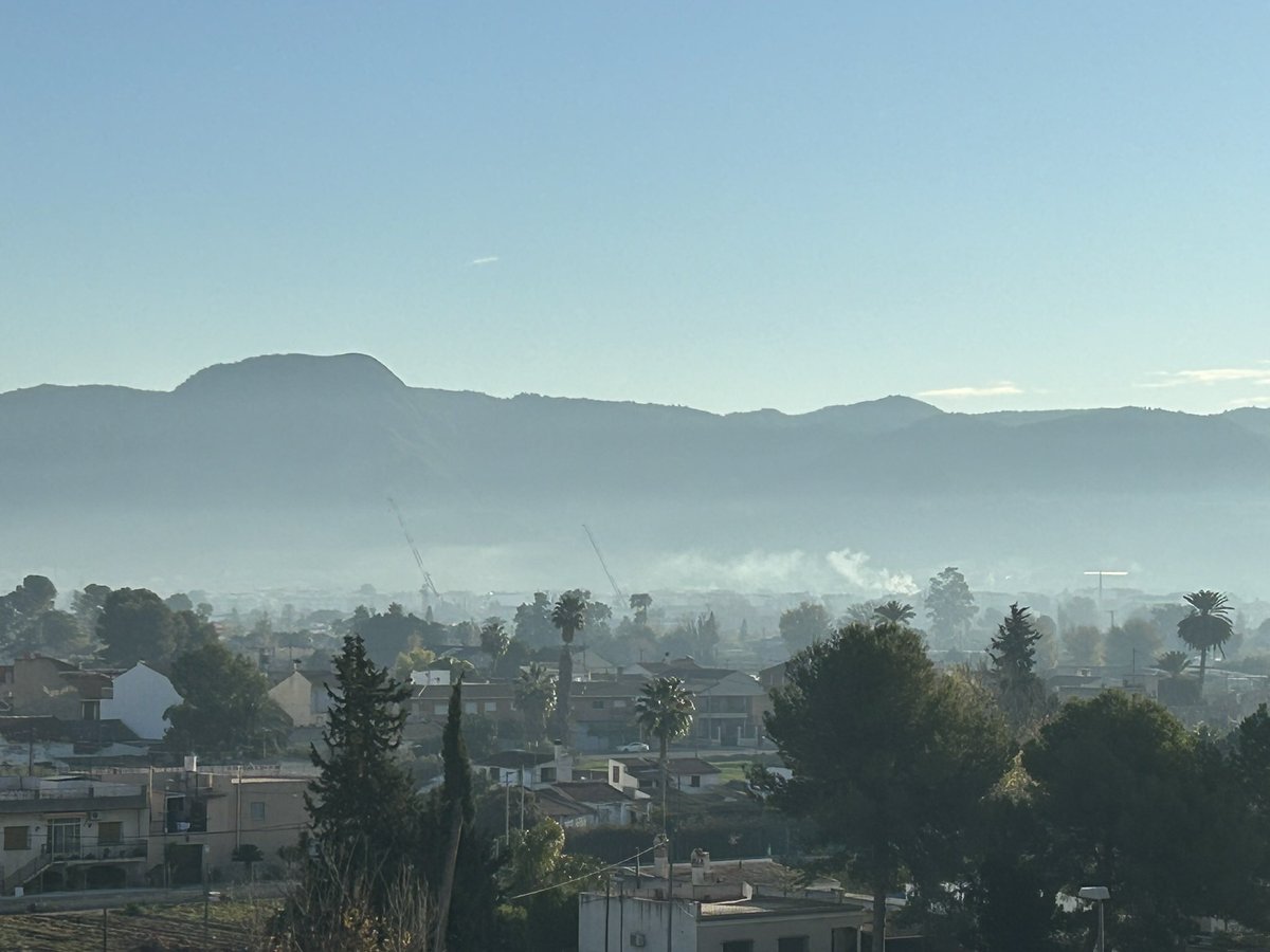 Asi_Si_'s tweet photo. No hay descanso. No hay piedad. No hay conciencia. No hay respeto. No hay ganas de tener un mundo mejor. No hay ganas de tener una vida saludable. No nos merecemos respirar esta mierda a diario. Nos están obligando a enfermar. NOS AHOGAMOS! #Murcia,despierta! https://t.co/HoYTRpGAi2