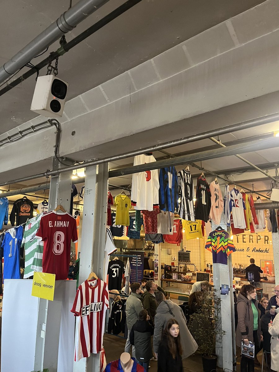 In de Nieuwe Honig in Nijmegen kan je prima verdwalen in de shirtjescollectie van <a href="/JRabbeljee01/">Jesse Rabbeljee</a>.