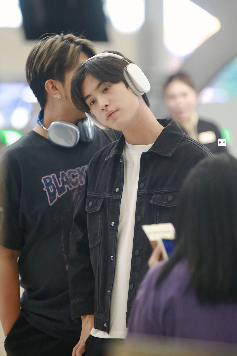 iIygemini's tweet photo. gemini's best airport looks https://t.co/YWWMrZ6S32