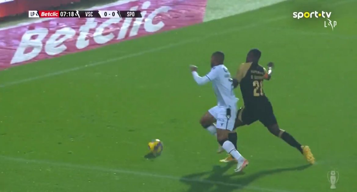 Carga nas costas má / Carga nas costas boa

A do Tomás ao ser falta, ainda havia a dúvida se é dentro ou fora da área que o contacto começa.