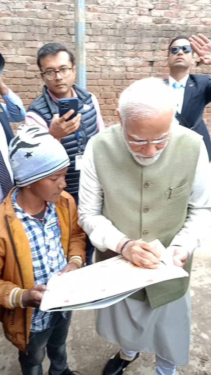 zubinashara's tweet image. Excited children from #Ayodhya are beaming with happiness following their meet with PM @narendramodi ji!

Their enthusiasm is at an all-time high as they cherish memorable selfies and autographs from the PM.

#AyodhyaRamTemple #ModiInAyodhya