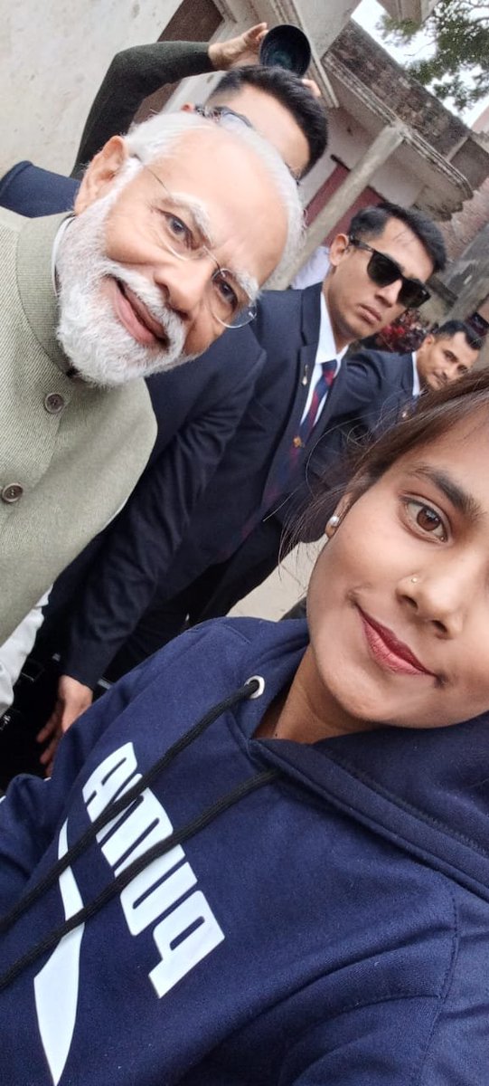 zubinashara's tweet image. Excited children from #Ayodhya are beaming with happiness following their meet with PM @narendramodi ji!

Their enthusiasm is at an all-time high as they cherish memorable selfies and autographs from the PM.

#AyodhyaRamTemple #ModiInAyodhya