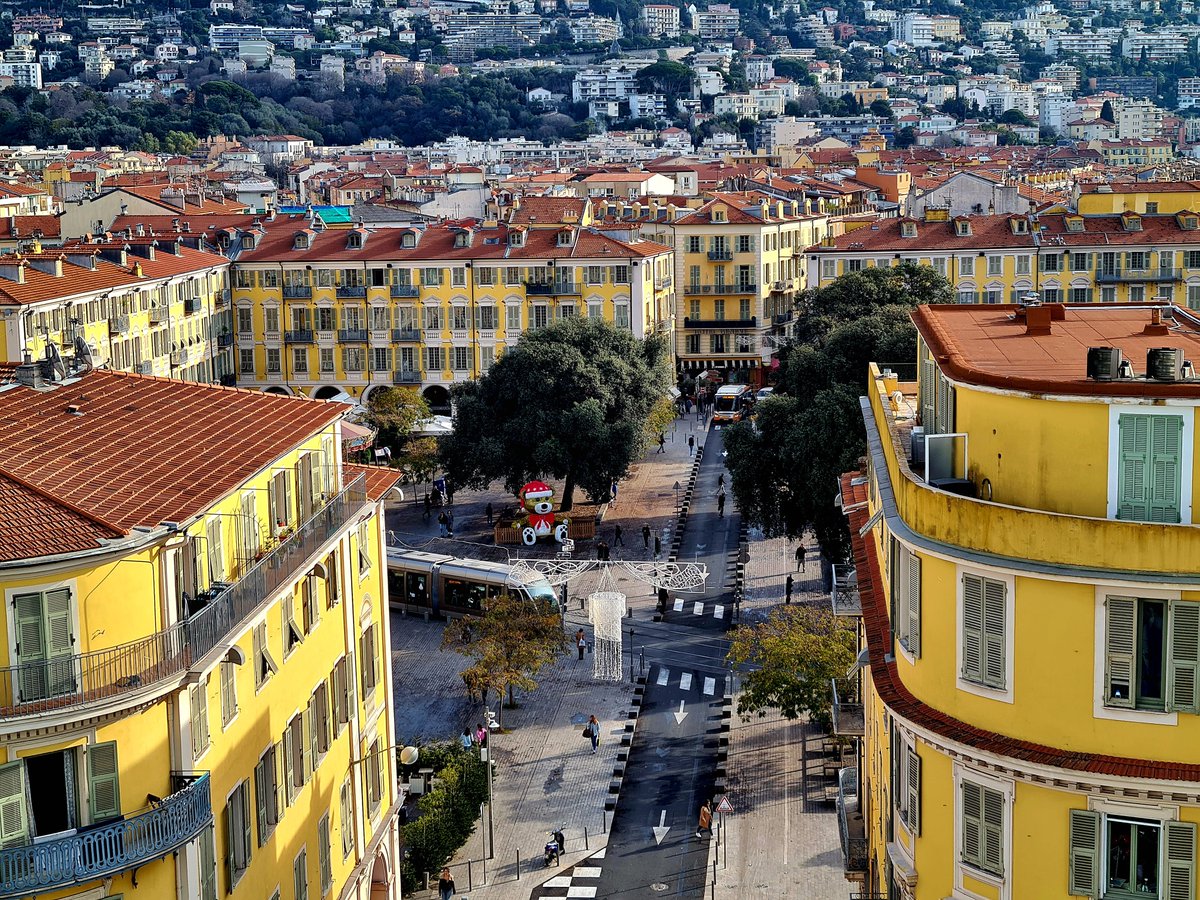 cd_land's tweet photo. Vues depuis les terrasses du #MAMAC de  Nice. 😍

#Nice06 #CotedAzurFrance #Musée #culture #VieuxNice  #ExploreNiceCotedAzur 
@VilledeNice @ExploreNCA @VisitCotedazur https://t.co/3UMaFd8x4y