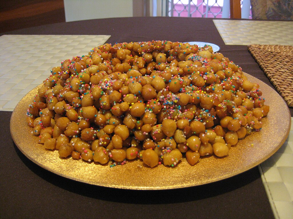 Do you know struffoli? Struffoli are a traditional Neapolitan #dessert eaten especially on festive occasions, including New Year's #Eve. It is a dessert made of small balls of fried dough, covered with #honey and sometimes decorated with candied fruit. 🇮🇹 1/3