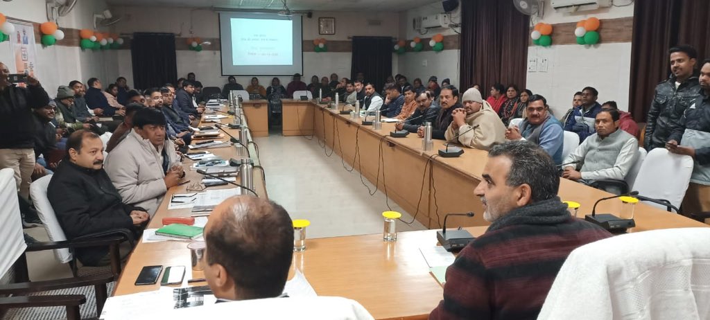 drsanjeevbalyan's tweet image. आज विकास भवन सभागार, मुजफ्फरनगर में &quot;ग्राम चौपाल&quot; कार्यक्रम ( गांव की समस्या गांव में समाधान ) के एक वर्ष पूर्ण होने पर अधिकारियों के साथ बैठक की एवं ग्रामवासियों द्वारा लगाए गए प्रदर्शनी का निरीक्षण किया। #BeVocalForLocal #AatmnirbharBharat