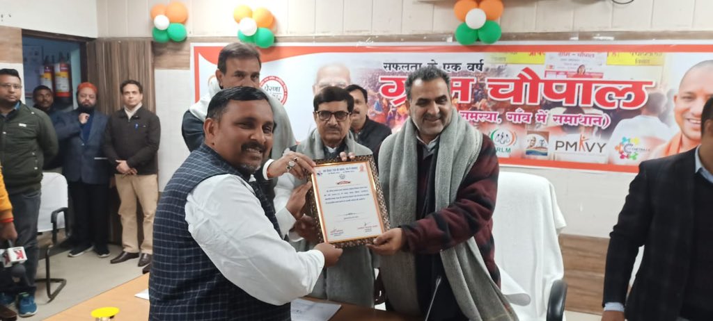 drsanjeevbalyan's tweet image. आज विकास भवन सभागार, मुजफ्फरनगर में &quot;ग्राम चौपाल&quot; कार्यक्रम ( गांव की समस्या गांव में समाधान ) के एक वर्ष पूर्ण होने पर अधिकारियों के साथ बैठक की एवं ग्रामवासियों द्वारा लगाए गए प्रदर्शनी का निरीक्षण किया। #BeVocalForLocal #AatmnirbharBharat