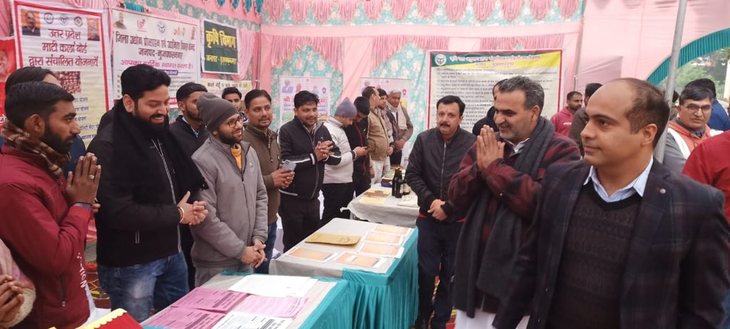 drsanjeevbalyan's tweet image. आज विकास भवन सभागार, मुजफ्फरनगर में &quot;ग्राम चौपाल&quot; कार्यक्रम ( गांव की समस्या गांव में समाधान ) के एक वर्ष पूर्ण होने पर अधिकारियों के साथ बैठक की एवं ग्रामवासियों द्वारा लगाए गए प्रदर्शनी का निरीक्षण किया। #BeVocalForLocal #AatmnirbharBharat