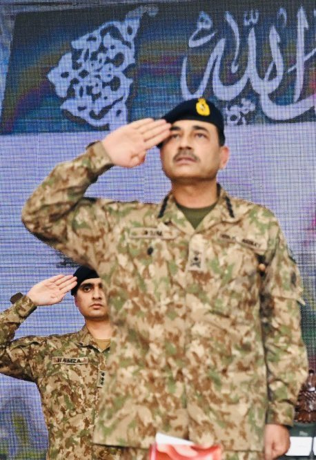 اگر ہم نے اپنی ثقافت کو مغربی ثقافت کے لبادے میں اوڑنا ہے تو پھر پاکستان کیوں بنایا؟ آرمی چیف 

#COAS #Pakistan #AsimMunir

پوری انسانیت کی تاریخ میں صرف دو ریاستیں کلمے کے نام بنی ہیں۔ ایک ریاست طیبہ ( مدینہ طیبہ ) اور دوسری ریاست پاکستان ہے ۔ آرمی چیف سید عاصم منیر 

دونوں