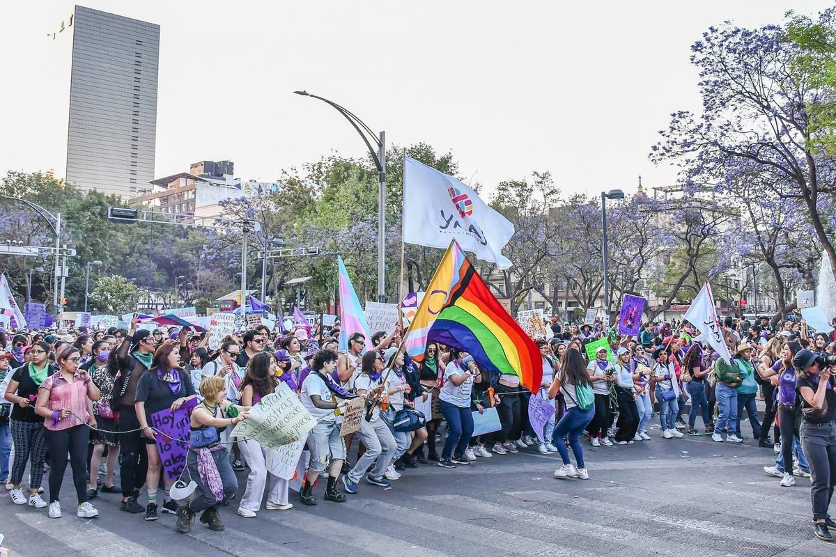 YaajMexico's tweet photo. 4) 🔥📢 El pasado #8M2023 en #CDMX marchamos porque exigimos el respeto a nuestras vidas y el cese de la violencia contra nuestras identidades‼️Casi 500 personas confiaron en nuestro contingente feminista interseccional, mixto, intergeneracional y que comprendía que todas las causas somos transversales. 💜💚💖🧡
#NiUnaMás 🏳️⚧️🏳️🌈
#VivasLibresYDiversas