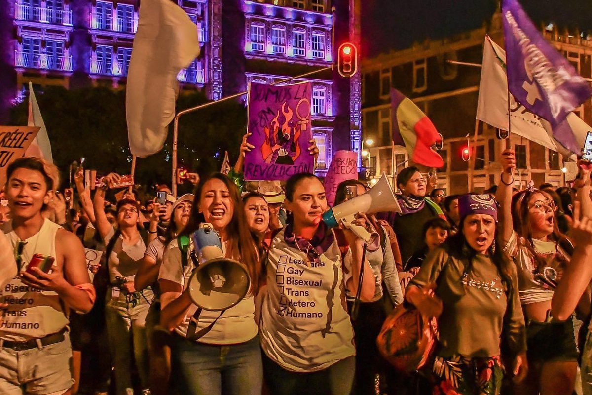 YaajMexico's tweet photo. 4) 🔥📢 El pasado #8M2023 en #CDMX marchamos porque exigimos el respeto a nuestras vidas y el cese de la violencia contra nuestras identidades‼️Casi 500 personas confiaron en nuestro contingente feminista interseccional, mixto, intergeneracional y que comprendía que todas las causas somos transversales. 💜💚💖🧡
#NiUnaMás 🏳️⚧️🏳️🌈
#VivasLibresYDiversas