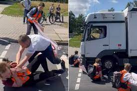DebetsJohn's tweet photo. De mensen in het Westen zijn het zat dat #ExtinctionRebellion de openbare wegen blokkeert. Na ruim een half jaar is hun geduld en begrip voorbij, en de #protestacties escaleren nu steeds meer, en terecht! Wanneer kiest het @OM partij eindelijk voor het volk? #politie #geweld https://t.co/is8uISIZ1J