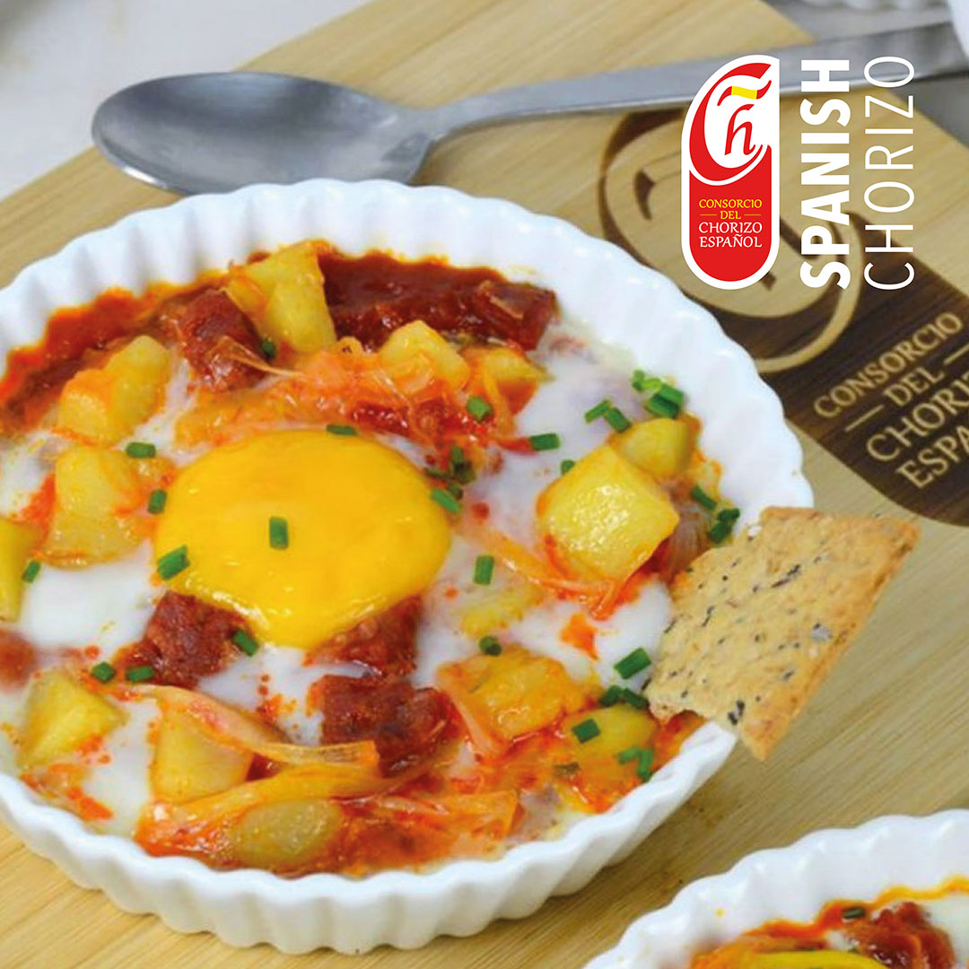 Estos huevos al plato con patatas y #SpanishChorizo son una combinación infalible con la que disfrutar comiendo estos días de fiesta. 
Descubre la receta completa en nuestra web: 
chorizoespanol.es/portfolio/huev… 

#ChorizoEspañol #Chorizo #Recetas #RecetasconChorizo #Chorizoconpatatas